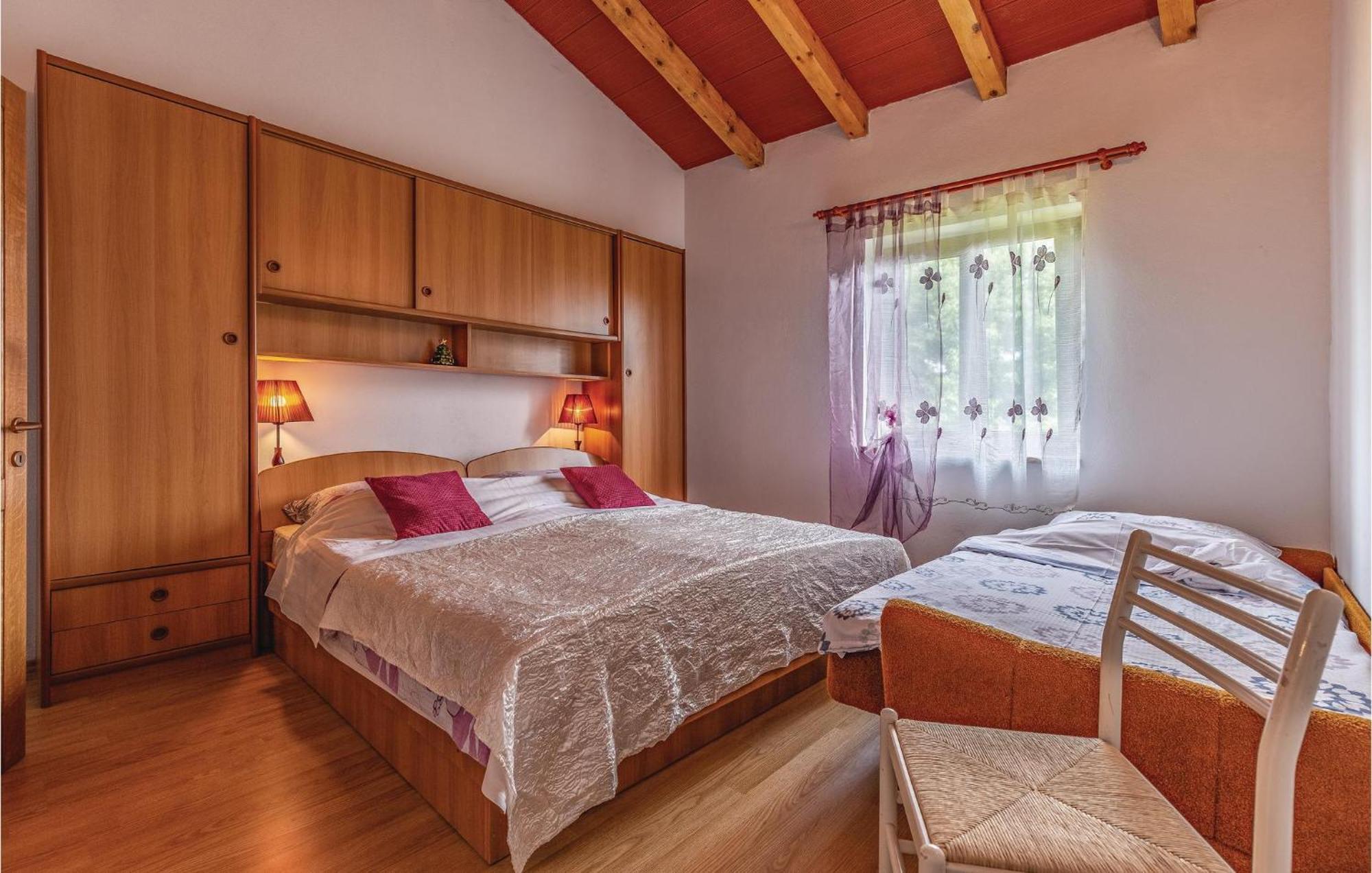2 Bedroom Amazing Home In Rakotule Buitenkant foto